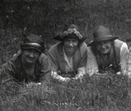I gröngräset
mayca
Glad trio under hatt. Del av bild.
Nyckelord: Ramstedt Korpklev