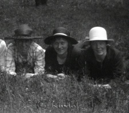 I gröngräset
mayca
Glad trio under hatt. Del av bild.
Nyckelord: Ramstedt Korpklev