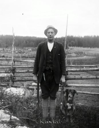 Mot gärdesgården.
mayca
Två jaktkamrater. Konrad Andersson Sandviken med hund.
Källa: John Hermansson.
Nyckelord: Ramstedt Korpklev