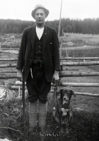 Mot gärdesgården.
mayca
Två jaktkamrater. Konrad Andersson Sandviken med hund.
Källa: John Hermansson.



Nyckelord: Ramstedt Korpklev
