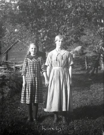 I trädgården
mayca
Två flickor i trädgården i Hagstugan.
Nyckelord: Ramstedt Korpklev
