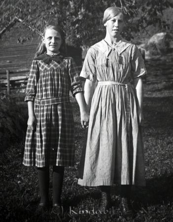 I trädgården
mayca
Två flickor i trädgården i Hagstugan.
Nyckelord: Ramstedt Korpklev