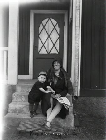 Bergåkra
mayca
Per och Carin läser tidning på trappan till Bergåkra. HIt flyttade Axel och Carin från Hagstugan.
Nyckelord: Ramstedt Korpklev