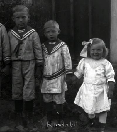 Annas och Elofs barn
mayca
Axels äldsta syster Annas barn, Henry, Ingvar och Lilian. Del av bild.
Nyckelord: Ramstedt Korpklev