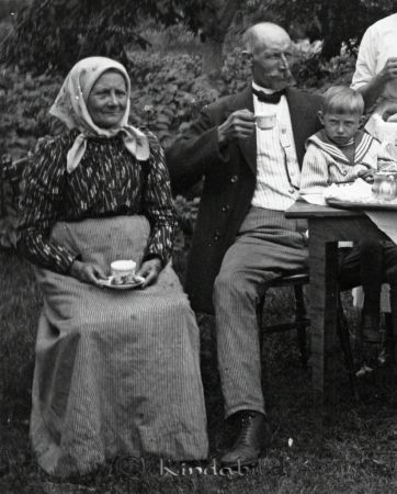 I trädgården
mayca
Elof Pettersson är svåger till Axel. I Elofs knä sitter yngste sonen Ingvar som gifte sig 1957-05-30 med Britta. De bosatte sig utanför Högsby i Småland. Kvinnan till vänster är Elofs mor. Del av bild.
Nyckelord: Ramstedt Korpklev
