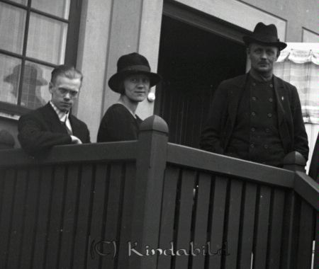 På trappan.
mayca
Josef Farman och Ragnhild Lindh sitter, okänd står bredvid.
Nyckelord: Ramstedt Korpklev