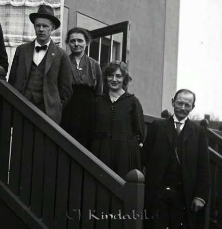 På trappan.
mayca
Ragnar Lind till vänster.
Nyckelord: Ramstedt Korpklev