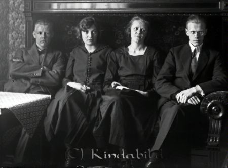 I soffan
mayca
I finsoffan sitter Ragnhild Lindh och Josef Farman till höger.
Nyckelord: Ramstedt Korpklev