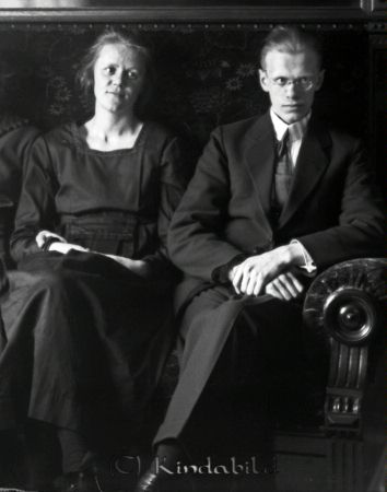 I soffan
mayca
Ragnhild Lindh och Josef Farman.
Nyckelord: Ramstedt Korpklev