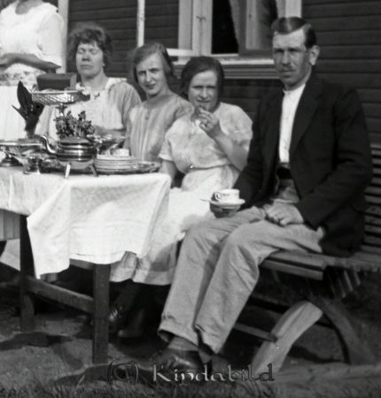 Vid trädgårdsbordet.
mayca
Kaffebordet är dukat. Mor i huset, Elin Jonsson, sitter till vänster.
Nyckelord: Ramstedt Korpklev