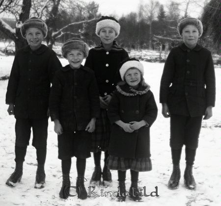 I snölandskap
mayca
Vinterklädda barn.
Nyckelord: Ramstedt Korpklev