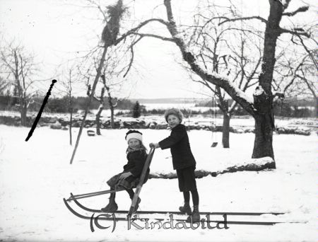 I snölandskap
mayca
På sparkstötting.
Nyckelord: Ramstedt Korpklev