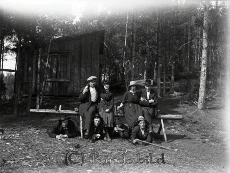 Sågbocken
mayca 
Ungdomar på och under sågbocken. Tekla Ramstedt, till höger, har lagt Badam Nilsson, som hon senare gifte sig med, för sina fötter. Hon sitter här armkrok med Einar Fast.
Nyckelord: Ramstedt Korpklev