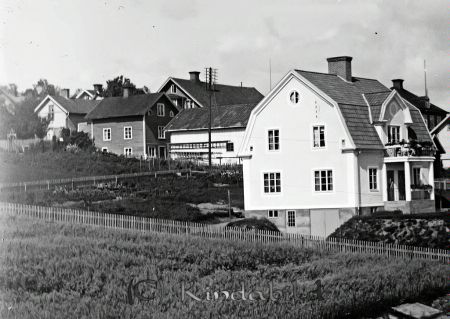 Övralid, Kisa
mayca
Övralid, numera Kungsgatan 15. Hit flyttade Axel med familj från Bergåkra 1932. Då var huset nybyggt.
Nyckelord: Ramstedt Korpklev