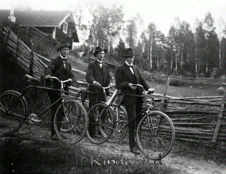 Cyklister
mayca
Tre herrar med cyklar.
Nyckelord: Ramstedt Korpklev