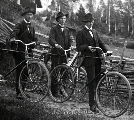 Cyklister
mayca
Tre cyklister. Två med pakethållare fram.
Nyckelord: Ramstedt Korpklev