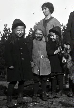 Familjen Eng
mayca
Axels syster Lisa bakom döttrarna Vera och Margit som står på var sin sida om okänd samt en get.
Nyckelord: Ramstedt Korpklev