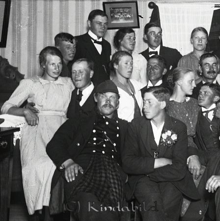 Ungdomssamling
mayca
I mittenraden sitter Axels systrar Märta och Tekla. Längst till höger i samma rad sitter Olof Nordén och snett framför honom hans Gerda. Del av bild.
Nyckelord: Ramstedt Korpklev