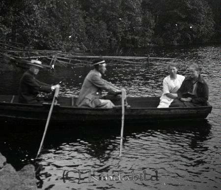 I båten
mayca
Rorsmännen okända. I aktern sitter Tekla Ramstedt och Ragnhild Lindh.
Nyckelord: Ramstedt Korpklev