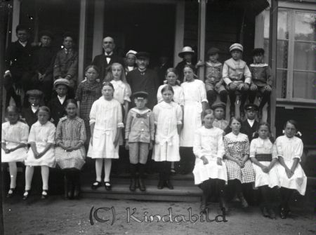 På verandan
mayca
Är det skolkort eller kanske söndagsskola?

"Läsbarn" med kyrkoherde Carl G:son Manneberg (1853 10 15 - 1930 03 12). Källa: John Hermansson.
Nyckelord: Ramstedt Korpklev