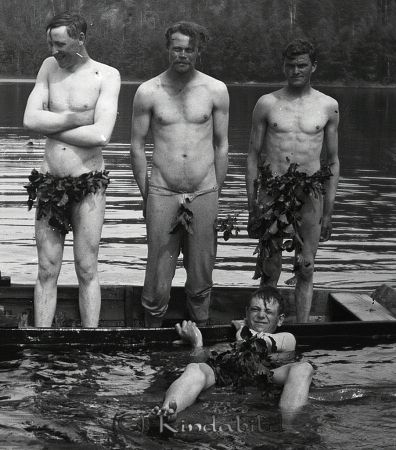 Nakenbad Svartsjön
mayca
Porr på 1920-talet. Runar står till vänster, Gunnar ligger i vattnet.
Nyckelord: Ramstedt Korpklev