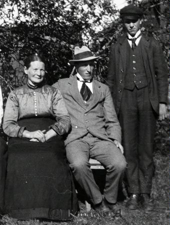 Mor och son
mayca
Sofi sitter till vänster om sin son Gillis Johansson. Gunnar Andersson står till höger. Källa: John Hermansson.
Nyckelord: Ramstedt Korpklev