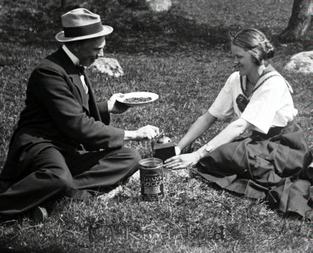 Under Körsbärsträdet
mayca
Axel själv och Ragnhild Lind mal kaffe.
Nyckelord: Ramstedt Korpklev