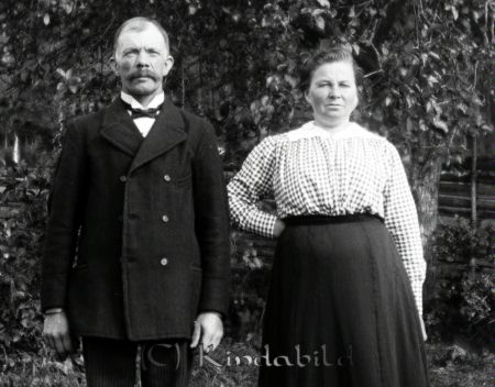 Framför gärdesgården
mayca
Äkta makar?
Nyckelord: Ramstedt Korpklev