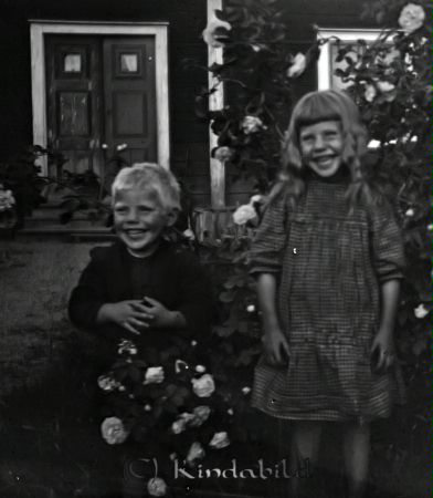 Bland blommor.
mayca
Sixten och Ester Ramstedt.
Nyckelord: Ramstedt Korpklev
