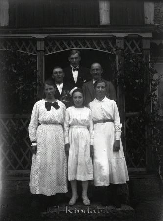 Framför veranda.
mayca
Axel själv längst bak, hans syster Tekla längst till vänster.
Nyckelord: Ramstedt Korpklev
