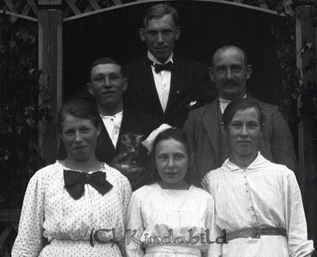 Framför veranda.
mayca
Axel själv längst bak, hans syster Tekla längst till vänster.
Nyckelord: Ramstedt Korpklev