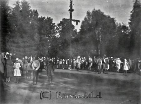 Midsommar
mayca
Dans kring majstången.
Nyckelord: Ramstedt Korpklev