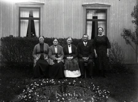 Framför bostadshuset.
mayca
Uppradade vid runddelen betraktande blomsterprakten.
Nyckelord: Ramstedt Korpklev