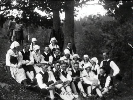 Folkdanslag.
mayca
Dansare vilar benen.
Nyckelord: Ramstedt Korpklev