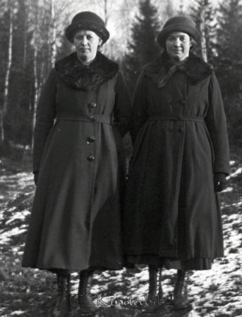 I skogsbacken.
mayca
Med hatt och skinnkrage
Nyckelord: Ramstedt Korpklev