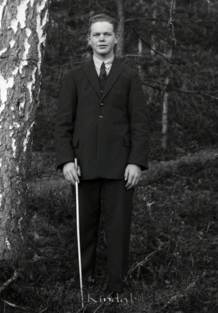 I skogsbacken
mayca
Kepsen i björken, käppen i handen
Sixten Jonsson Korpklev station.
Källa:John Hermansson.
Nyckelord: Ramstedt Korpklev