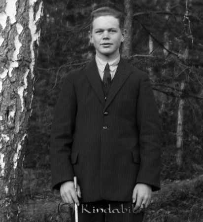 Sixten Jonsson Korpklev
mayca
Högknäppt kavaj och slipsnål

Sixten Jonsson Korpklev station.
Källa:John Hermansson.
Nyckelord: Ramstedt Korpklev
