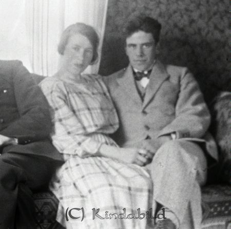 I soffan
mayca
Axels syster Tekla med blivande maken Badam Nilsson. De gifte sig 1925.
Nyckelord: Ramstedt Korpklev