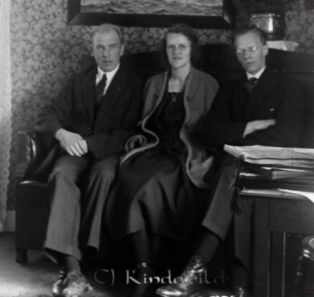 I soffan
mayca
Axel själv Ragnhild Lindh och Axels kusin Josef Farman.
Nyckelord: Ramstedt Korpklev
