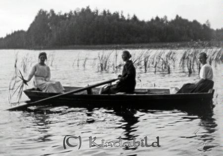 I båten
mayca
Tre kvinnor i båten
Nyckelord: Ramstedt Korpklev