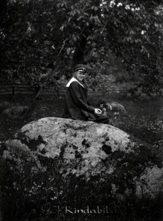 På stenen
mayca
Ragnhild Lindh med sjömanskrage och skolmössa.
Nyckelord: Ramstedt Korpklev