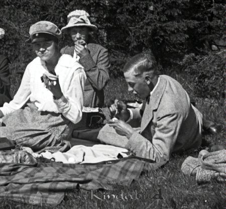 I skogsbacken.
mayca
Ragnhild Lindh och Axels syster Tekla sitter och äter.
Nyckelord: Ramstedt Korpklev