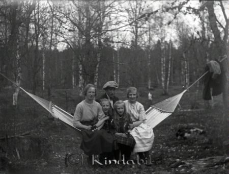 I hängmattan
mayca
Axel själv med fyra damer
Nyckelord: Ramstedt Korpklev