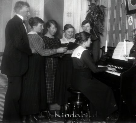 Vid orgeln
mayca
Axel själv sjunger tillsammans med systern Tekla i rutig klänning och fyra damer till i samma rum som på bild Ramst. 0382.
Nyckelord: Ramstedt Korpklev