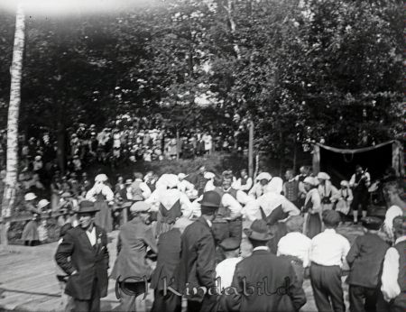 Folkdansuppvisning.
mayca
Festplats i skogen
Nyckelord: Ramstedt Korpklev