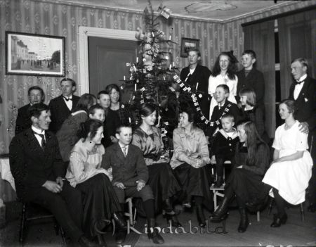 Jul
mayca
Axel själv står längst till höger, hans syster Tekla står till vänster om julgranen, deras vän och granne Ninnie sitter framför granen klädd i blank blus.
Nyckelord: Ramstedt Korpklev