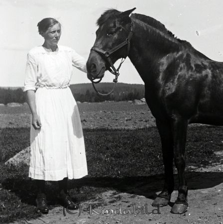 Kvinna med häst
mayca
Samma kvinna som på bild Ramst. 0467
Nyckelord: Ramstedt Korpklev