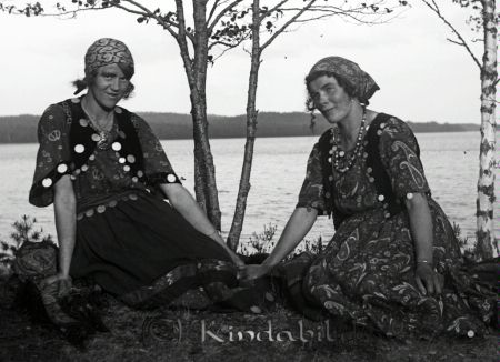 Vid sjö
mayca
Pråligt klädda flickor
Nyckelord: Ramstedt Korpklev