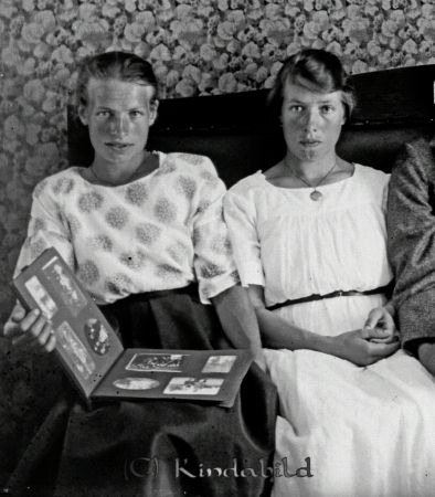 I soffan
mayca
Axels systrar Märta och Tekla.
Nyckelord: Ramstedt Korpklev