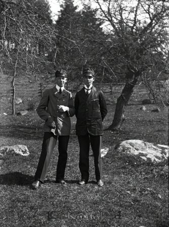 I trädgården.
mayca
I uniform

Bengt Kronström och David Hagström.
Källa: John Hermansson.
Nyckelord: Ramstedt Korpklev